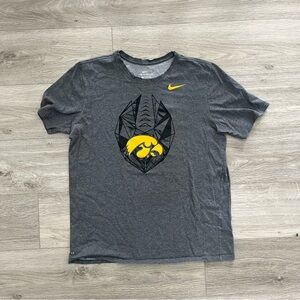 NIKE IOWA HAWKEYES BLACK DRI-FIT LEGEND SHORT SLEEVE T SHIRT